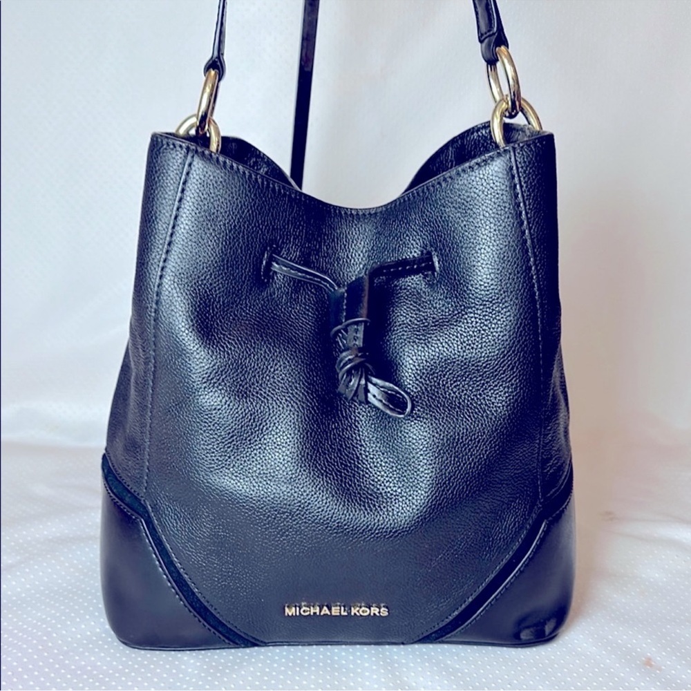 EUC Michael Kors leather bucket cinch crossbody Bag with Gold Accents